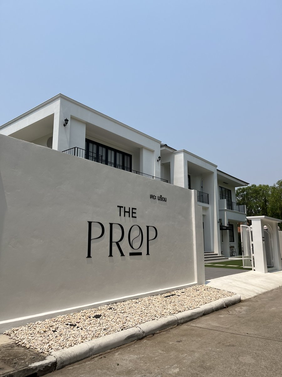 The Prop Cafe&amp;Space ลำปาง 📍 

คาเฟ่โฮมมี่ในจังหวัดลำปาง ตัวร้านมีสองชั้น ตกแต่งฟีลเหมือนอยู่บ้านเลย สบายตาสุดๆ โกโก้มิ้นท์อร่อย เค้กคือดี ไม่หวานมาก ร้านเปิดเป็นสตูดิโอให้เช่าด้วยนะ   

⏰8.00-17.30 น. (ทุกวัน) 
🚗มีที่จอดรถ

<a href="/CAFETELLER/">cafeteller • คาเฟ่ดีเราบอกต่อ</a> 
#BaristaTH