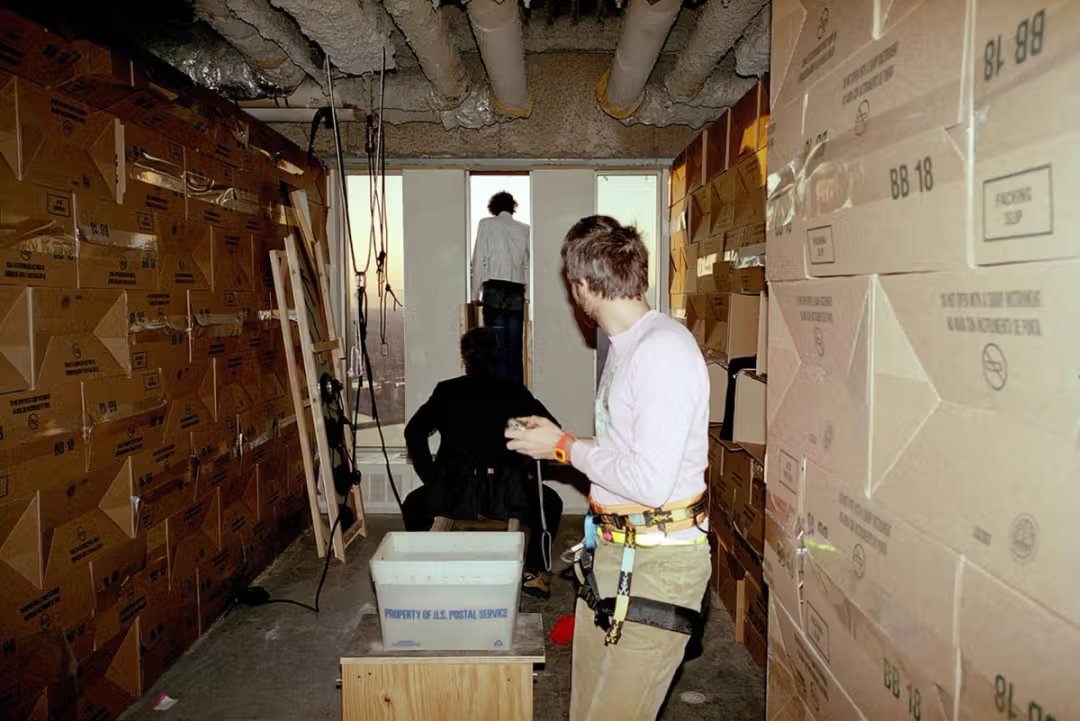 mandateofhvn's tweet photo. Did you know one of the perpetrators of 9/11 was an Israeli bomb technician, Hanan Serfaty?

Here he is on its 91st floor planting BB18 demolition charge fuse holders.

A report in Open Chemical Physics Journal found nano thermites on site indicating a controlled demolition. https://t.co/6herqMwoT4
