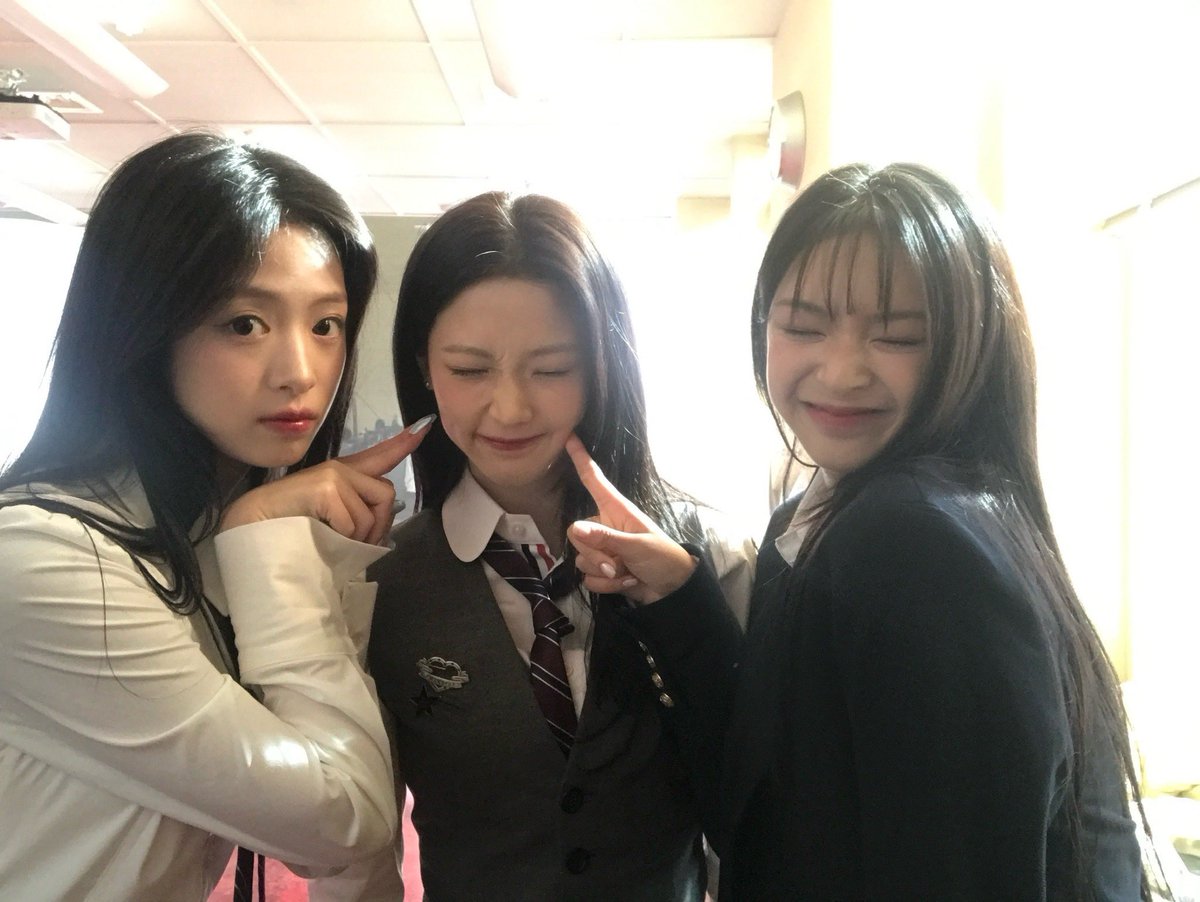 ittyittyrun's tweet photo. 내딸너무이뻐...앞머리 키타도 귀한데 생머리로 쫙쫙 핀 거 너무 예뻐서 화면을 하염없이 쓰다듬을거임 https://t.co/BoHDJ98tc6