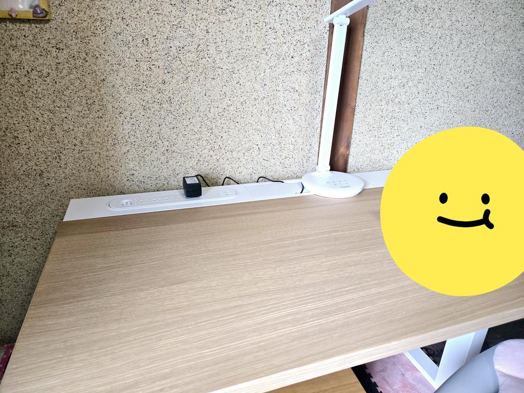 lapinchama's tweet photo. やっっと昇降デスクに変えた❤
ほぼ在宅になって、6歳からずっと使ってた机とさよならしたんやけど、その机をジモティーに出した話したいです。笑 https://t.co/3605RfX68M