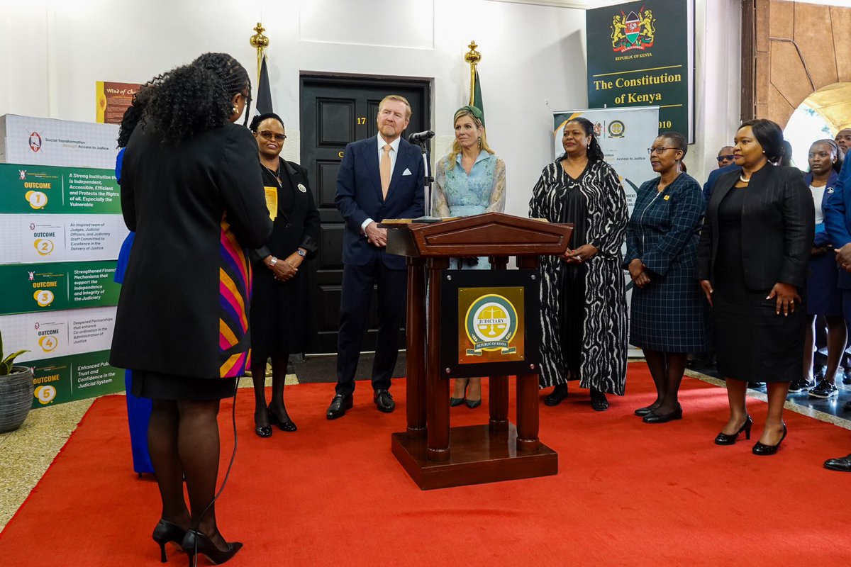 koninklijkhuis's tweet photo. In Nairobi ligt het Supreme Court, de hoogste rechtbank van Kenia. Het Koninklijk Paar spreekt met vrouwelijke leiders uit de justitiesector. Ook krijgen ze een rondleiding door het museum dat de geschiedenis en ontwikkeling van het rechtssysteem toont.
https://t.co/2eToqcrbUI https://t.co/gIEi0Oio0G