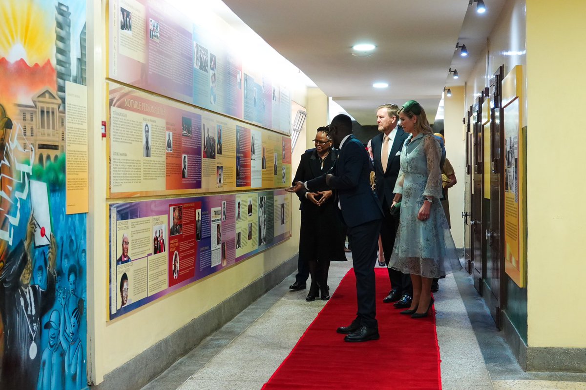 koninklijkhuis's tweet photo. In Nairobi ligt het Supreme Court, de hoogste rechtbank van Kenia. Het Koninklijk Paar spreekt met vrouwelijke leiders uit de justitiesector. Ook krijgen ze een rondleiding door het museum dat de geschiedenis en ontwikkeling van het rechtssysteem toont.
https://t.co/2eToqcrbUI https://t.co/gIEi0Oio0G