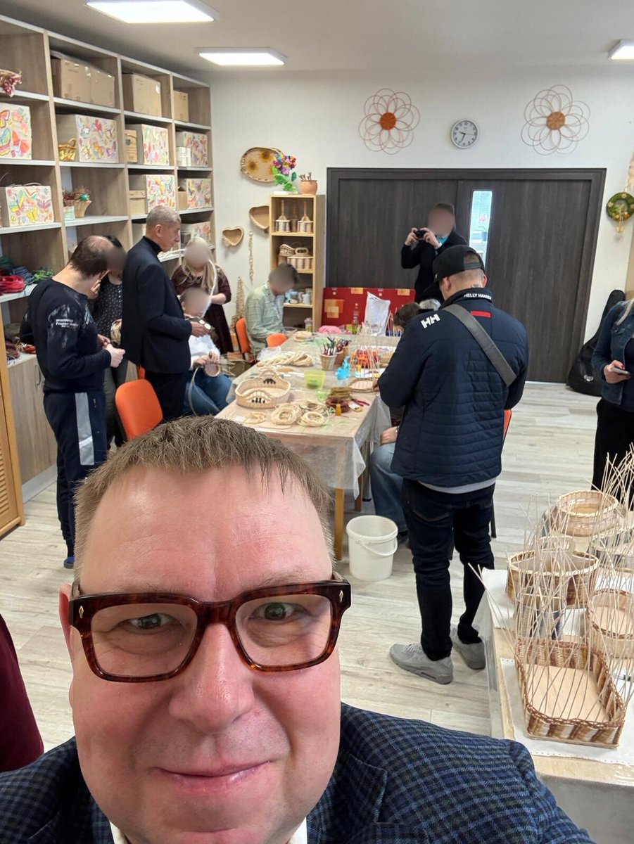 Na návštěvě v terapeutické dílně v Centru sociálních služeb v Bohumíně. Viděl jsem šikovné ruce, slyšel smích a cítil hrdost těch, kteří překonávají překážky s odvahou a tvůrčí silou. 
Díky všem, kdo tu denně dávají lidem nový smysl života ❤️