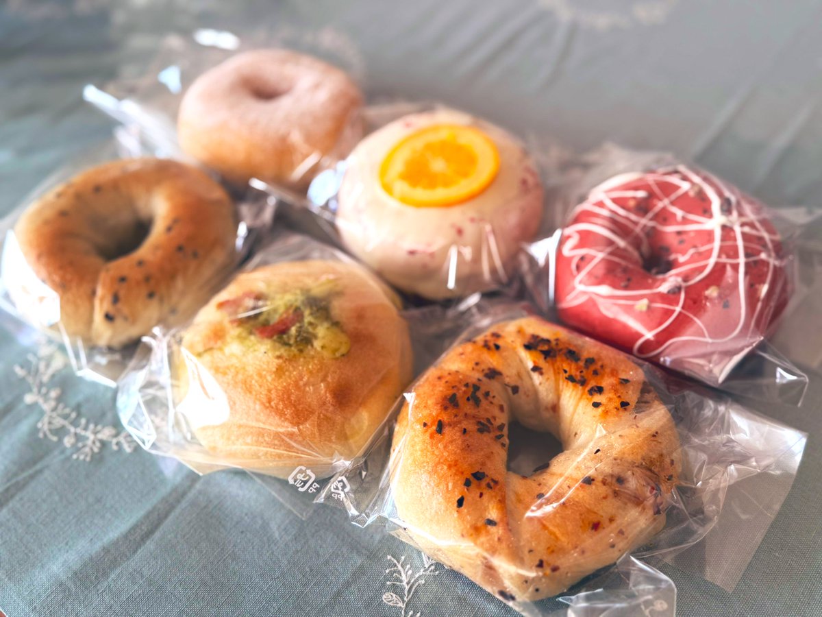 deepbiue55's tweet photo. 人気のベーグル🥯ドーナツ🍩のお店

上はドーナツ
プレーン
カシスオレンジ
フランボワーズ

下がベーグル
ごまあん
バジルトマト
オリーブオニオン

ドーナツはふんわり
ベーグルはもっちり美味しい♪
選ぶのに迷うくらい種類が豊富です🥰

#kenon(ケノン)2025.3.20
#北海道札幌市北区新琴似 https://t.co/k173I0GcsB