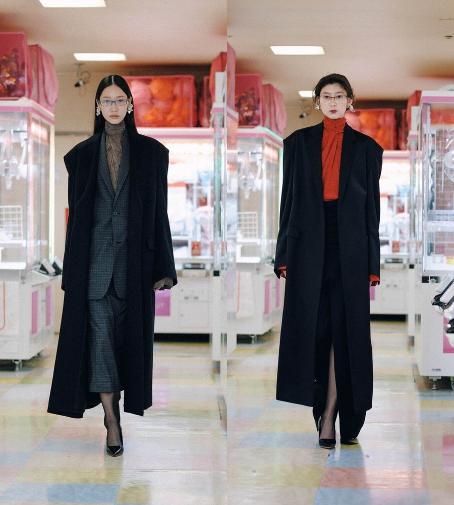 FashionPressJP's tweet photo. ケイスケヨシダ 2025-26年秋冬ウィメンズコレクション、自らの孤独を美意識に昇華

池袋ロサ会館のゲームセンターがランウェイに - https://t.co/eN00ldjMaL https://t.co/ugTIUnNapo