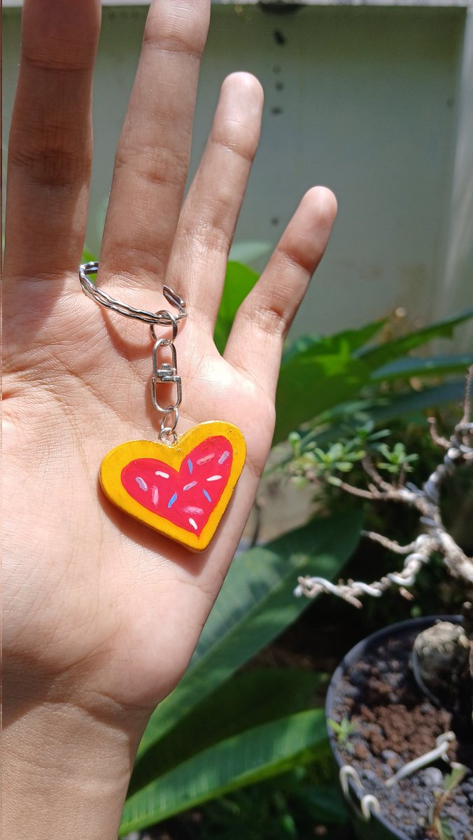 punya_njun's tweet image. Clay Keychain! 
edisi kue gemas~ 

btw, udah nyiapin jajan lebaran belum nih? hehehe

yang mau beli gantungan gemas bisa mampir ke ig: clue_ clay. see u!

#clay #claykeychain #gantungankunci #CAKE