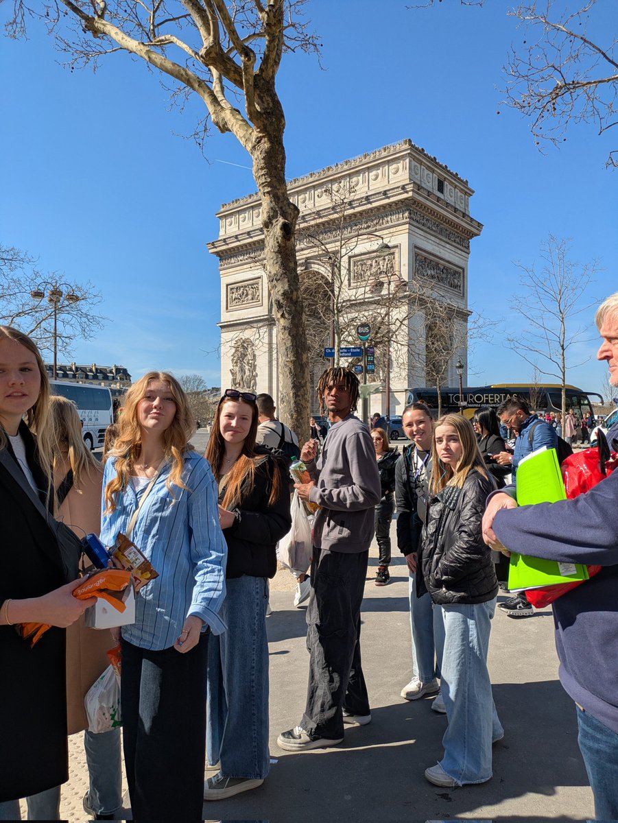 FrExchange's tweet photo. Yesterday we left Saint-Quentin (and a sad goodbye to our new friends) and made it to Paris! We loved seeing Sainte Chappelle, the major monuments during our bus tour of the city and Arc de Triomphe ! https://t.co/NOkGNAEbA3