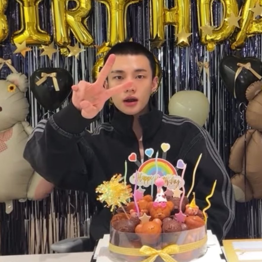 havenfiIm's tweet photo. birthday boy hyunjin is hereeee 🖤

MARCH TREASURE HYUNJIN DAY 
#Hyunjin_BrightestStar https://t.co/2ujZVYZ4vZ