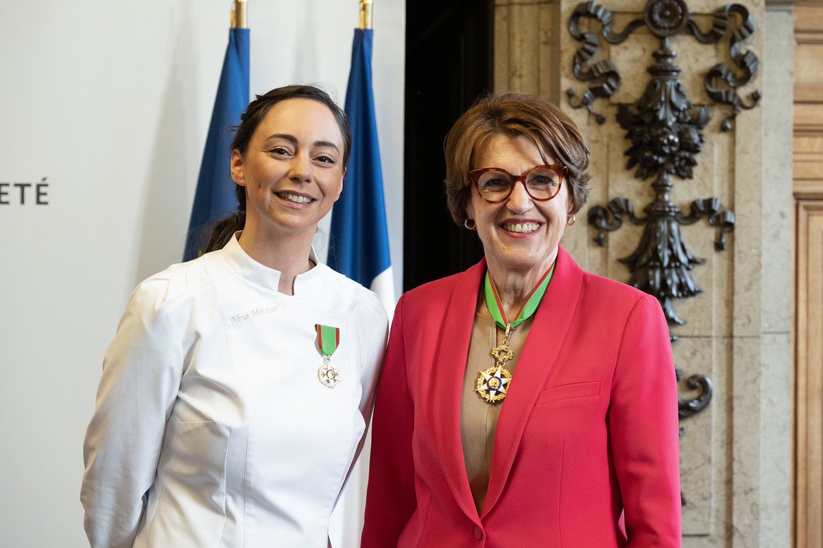 Annie Genevard (@anniegenevard) on Twitter photo 🏅 « <a href="/NinaMetayer/">Nina Métayer</a>, nous vous faisons Chevalier du Mérite agricole ! »
Quelle fierté de décorer une pâtissière de renommée internationale. Votre talent et votre parcours exceptionnel font rayonner la gastronomie française à travers le monde.
Félicitations, Nina ! 🇫🇷✨ 🏅 « <a href="/NinaMetayer/">Nina Métayer</a>, nous vous faisons Chevalier du Mérite agricole ! »
Quelle fierté de décorer une pâtissière de renommée internationale. Votre talent et votre parcours exceptionnel font rayonner la gastronomie française à travers le monde.
Félicitations, Nina ! 🇫🇷✨