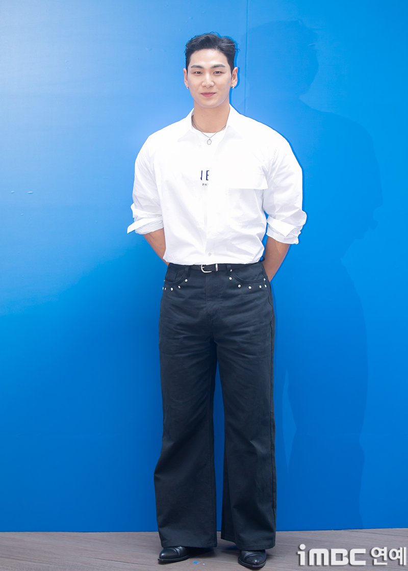 imbcenews's tweet photo. [포토] 백호, 전완근 하트 
#백호 #BAEKHO #강동호 #바네사브루노
#VANESSABRUNO #포토월_250320 [iMBC연예]

가수 백호가 20일 오후 서울 강남구 압구정로 LF에서 열린 프렌치 컨템포러리 한 패션 브랜드 행사에 참석해 포즈를 취하고 있다.

⬇️고화질 Click Plz⬇️
https://t.co/kBh9pM021a https://t.co/eXSIPAclNW