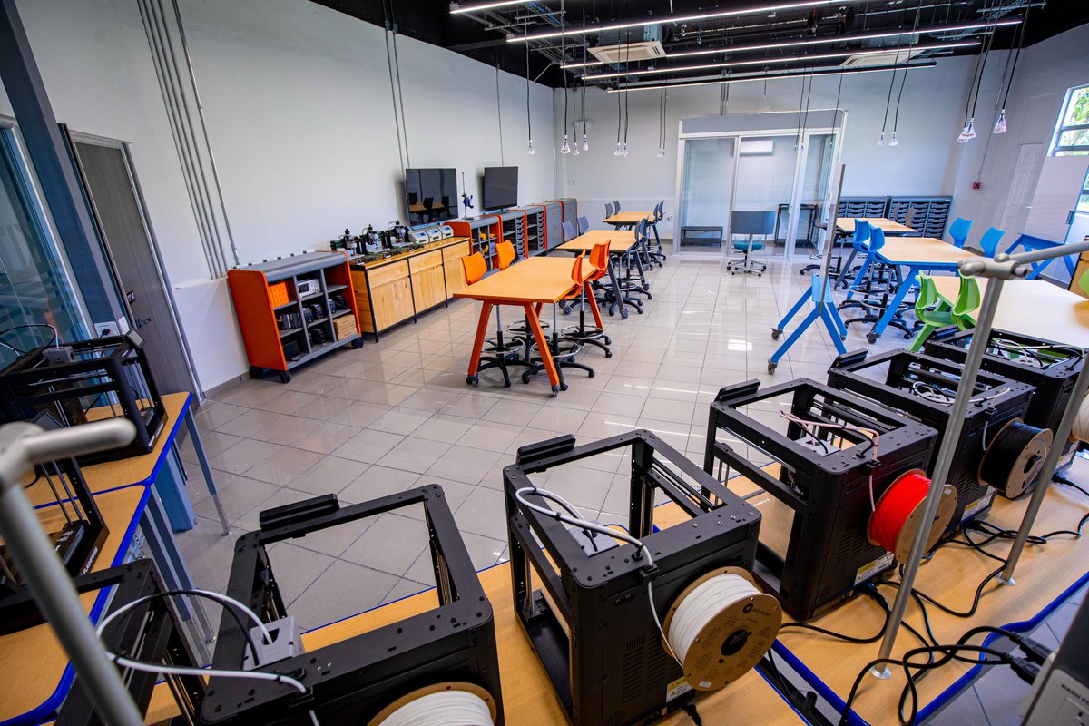 El Presidente <a href="/nayibbukele/">Nayib Bukele</a>, junto a Roberto Kriete, fundador y presidente de Key Institute, y Fernando Kriete, cofundador, recorrieron las instalaciones. 

Key Institute se consolida como la primera universidad de categoría internacional en El Salvador.

#WeAreKey #LanzamientoKey