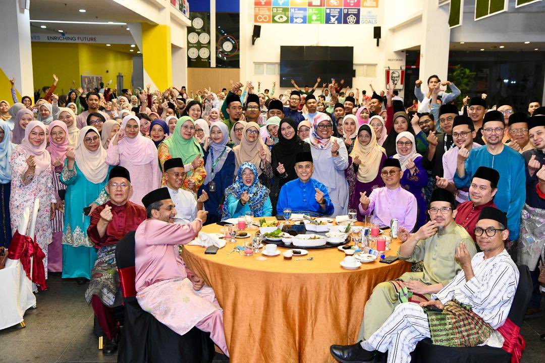 MohdShukriYajid's tweet photo. Officiated the @msumcmalaysia "Iftar with the President" event alongside the hospital management team, consultants, and staff, in conjunction with #ihyaramadan2025. A wonderful evening of unity and reflection as we came together in the spirit for #1day1kindness. #RamadanVibes https://t.co/HcZsmikVxX