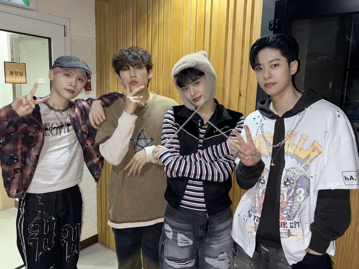 shine6ix's tweet photo. hi, abnew here. this is a desperate attempt but it would be great if this gets a lot of engagement so that this stupid hip hop company response. 

intro: ab6ix has been a very promising 4th gen group &amp; is the company’s first idol group 
; thread 

#브랜뉴_AB6IX에게_노력좀해라 https://t.co/ju9rdJpKTr