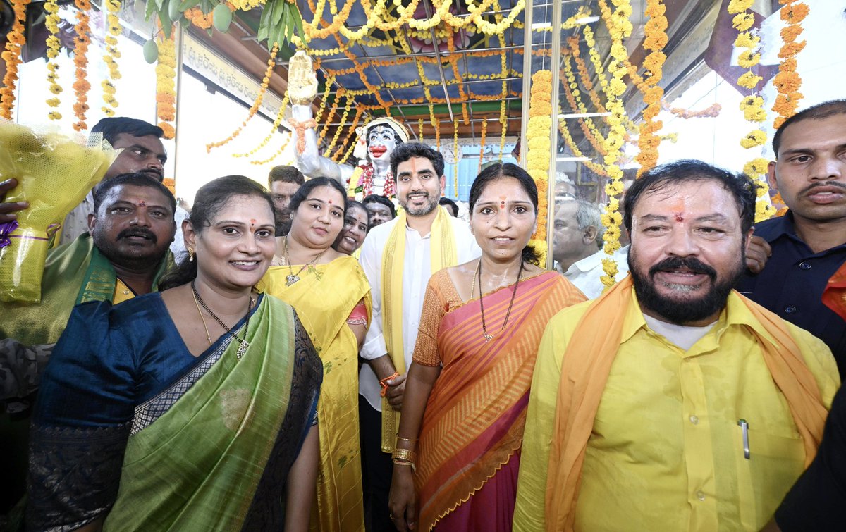 MulpuriKalyani's tweet photo. కృష్ణా జిల్లా, బాపులపాడు మండలం, మల్లపల్లిలోని పారిశ్రామిక కారిడార్ కు బుధవారం సాయంత్రం(19.03.2025) రాష్ట్ర విద్యా, ఐటి శాఖల మంత్రివర్యులు, @naralokesh గారి పర్యటన నేపథ్యంలో హనుమాన్ జంక్షన్ కూడలిలోని శ్రీశ్రీశ్రీ అభయాంజనేయ స్వామి ఆలయానికి విచ్చేసిన సందర్భంగా..(1/4)
@Anitha_TDP https://t.co/2xCAJ40f0M