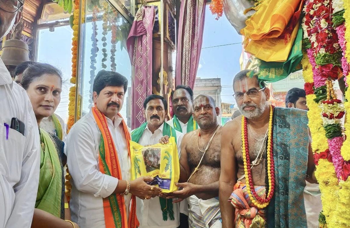 MulpuriKalyani's tweet photo. కృష్ణా జిల్లా, బాపులపాడు మండలం, మల్లపల్లిలోని పారిశ్రామిక కారిడార్ కు బుధవారం సాయంత్రం(19.03.2025) రాష్ట్ర విద్యా, ఐటి శాఖల మంత్రివర్యులు, @naralokesh గారి పర్యటన నేపథ్యంలో హనుమాన్ జంక్షన్ కూడలిలోని శ్రీశ్రీశ్రీ అభయాంజనేయ స్వామి ఆలయానికి విచ్చేసిన సందర్భంగా..(1/4)
@Anitha_TDP https://t.co/2xCAJ40f0M
