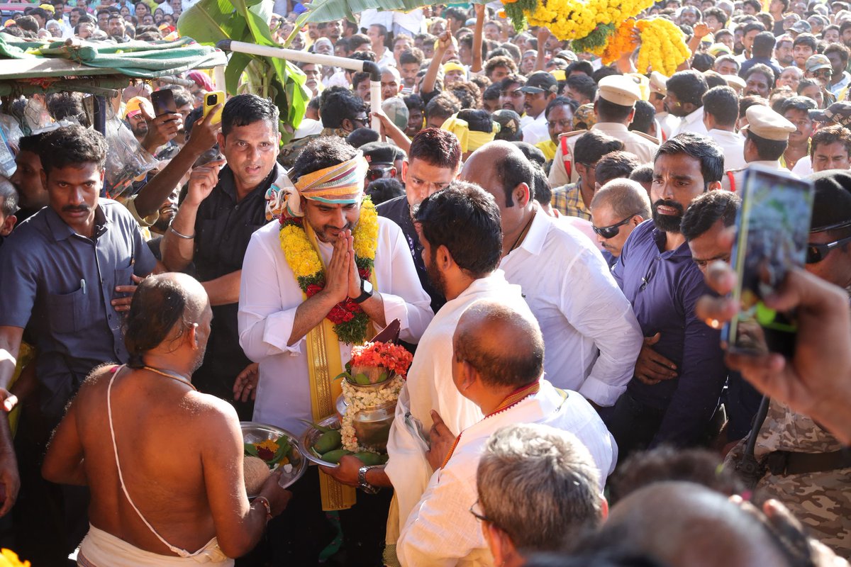 MulpuriKalyani's tweet photo. కృష్ణా జిల్లా, బాపులపాడు మండలం, మల్లపల్లిలోని పారిశ్రామిక కారిడార్ కు బుధవారం సాయంత్రం(19.03.2025) రాష్ట్ర విద్యా, ఐటి శాఖల మంత్రివర్యులు, @naralokesh గారి పర్యటన నేపథ్యంలో హనుమాన్ జంక్షన్ కూడలిలోని శ్రీశ్రీశ్రీ అభయాంజనేయ స్వామి ఆలయానికి విచ్చేసిన సందర్భంగా..(1/4)
@Anitha_TDP https://t.co/2xCAJ40f0M