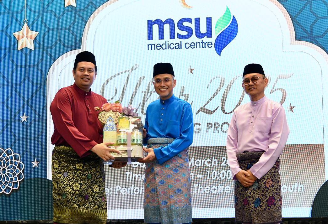 MohdShukriYajid's tweet photo. Thank you to the consultants and staff for their contributions to @yayasanMSU and making a difference in the community through various community projects, wellness programs and foodbanks. Exemplary of our sustainability and community outreach. @msumcmalaysia #RamadanCare https://t.co/l0vv207hyy