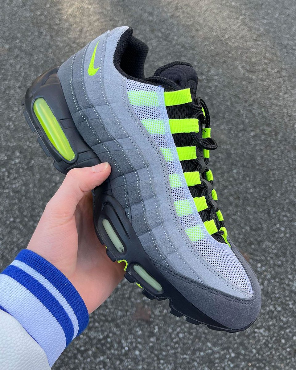 Sneaker News tweet media