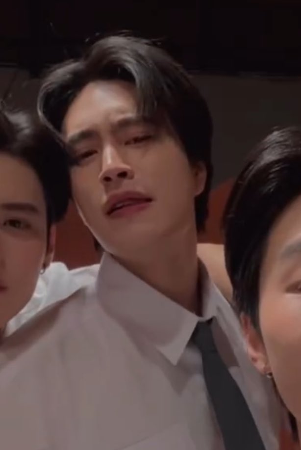 smgem4th's tweet photo. ลาก่อนทุกคน เราเจอรุ่นพี่ที่หล่อที่สุดในรร.แล้ว 😭

🧍🏻
🏢
🏢🤸🏻
🏢
🏢       🤸🏻        
🏢               
🏢            🤸🏻
🏢
🏢               🕳️ https://t.co/pe8bm0QLzb