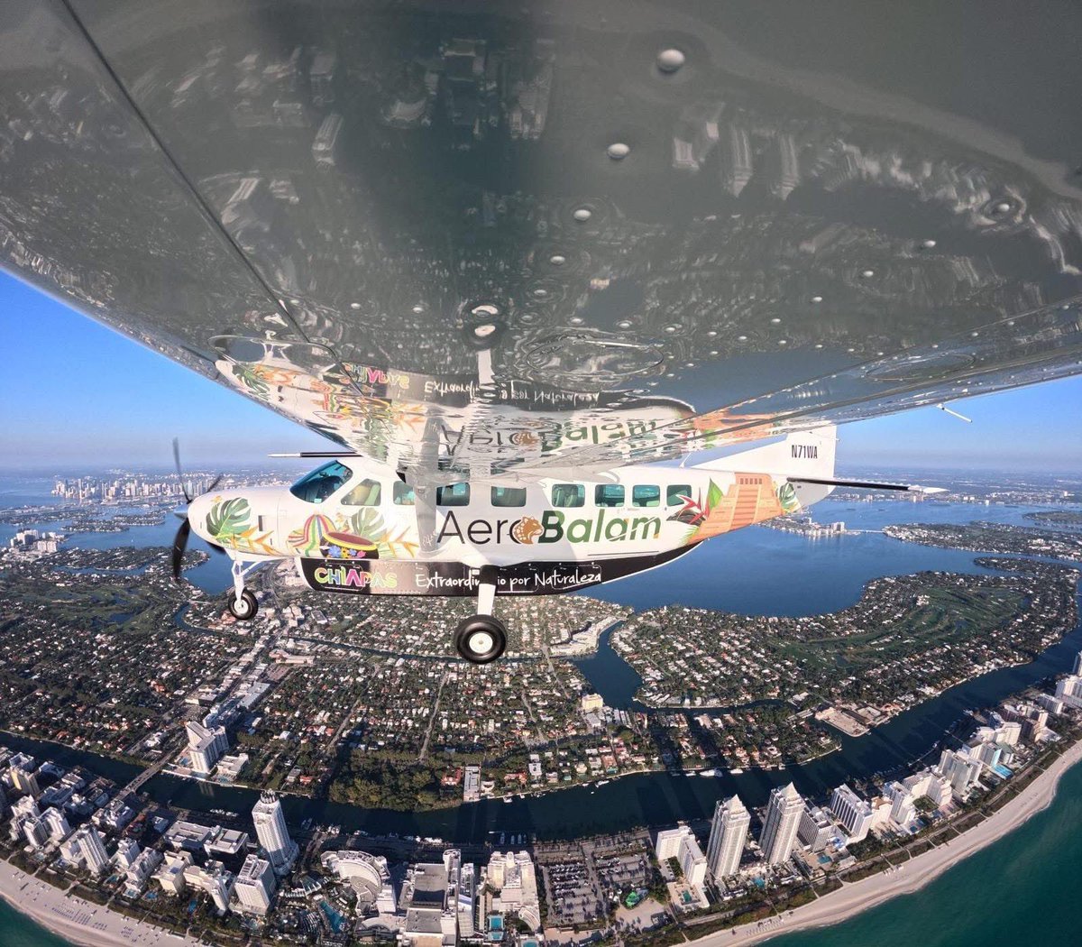 ramirezlalo_'s tweet photo. Les comparto esta bella fotografía de nuestra primera aeronave de la flota de AeroBalam sobrevolando Miami, Florida, en camino a Tuxtla Gutiérrez. Esta aeronave nos va ayudar a mejorar nuestra conectividad aérea al interior del Estado. Con acciones como esta, llevaremos a Chiapas a otro nivel de competitividad. 
Las rutas serán Tuxtla-Palenque y Tuxtla-Tapachula, en su primera etapa. 

Chiapas, extraordinario por naturaleza. ¡Ven y atrévete a vivirlo!