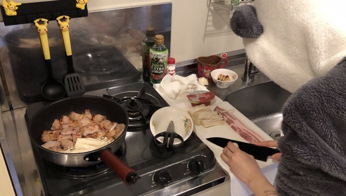 트친이랑 옆집 살면 좋은 점

맨날 밥 차려서 들고 옴