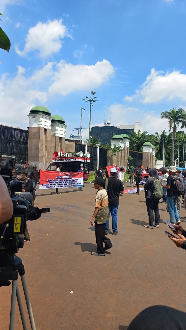 Terlihat aksi demo #TolakRUUTNI dimasuki oleh sekelompok masa yang malah pro dengan RUU TNI, jelas ini sengaja untuk memantik konflik horizontal.