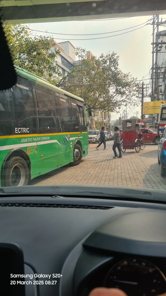 aarsh316's tweet photo. This is a scene from everyday empty buses waiting at this places creating havoc for the entire stretch. Parking at no parking and on the right, the roads are being narrowed down. https://t.co/y9NNfZcHbz