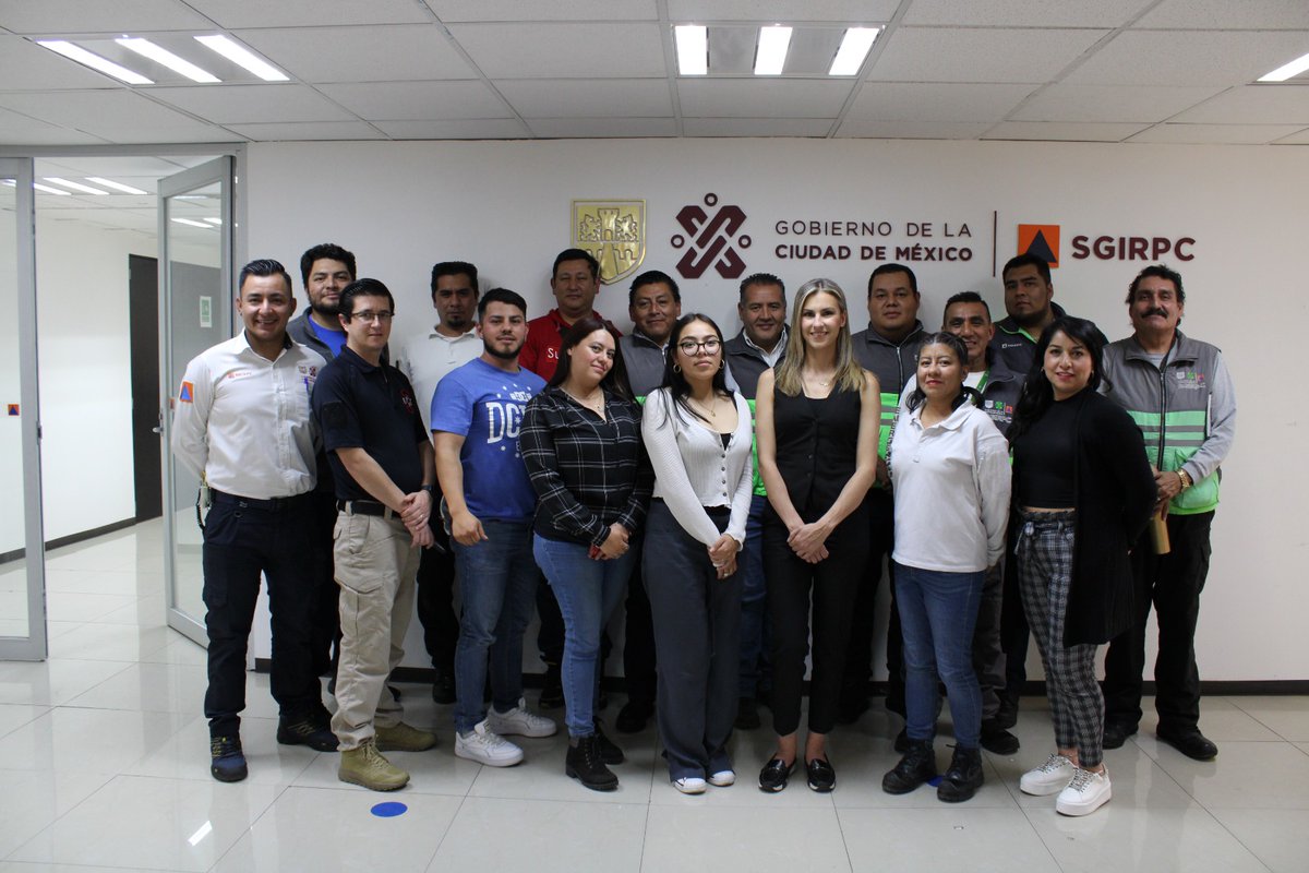 SGIRPC_CDMX's tweet photo. Con el fin de seguir desarrollando capacidades para una mejor atención de emergencias, personal de la @SGIRPC_CDMX se capacitó en el fortalecimiento de habilidades en manejo de crisis y toma de decisiones.

#LaPrevenciónEsNuestraFuerza https://t.co/td6kLVNUha