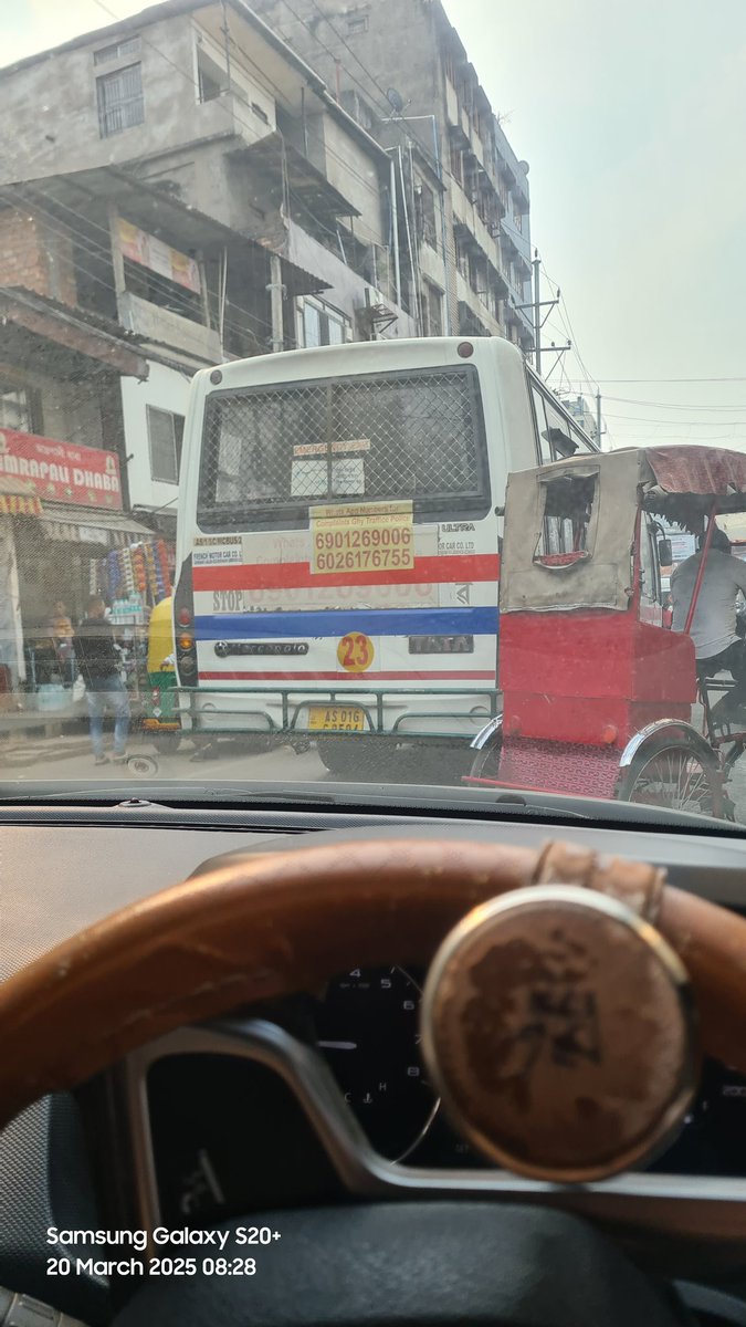 aarsh316's tweet photo. Autos and city buses parking on the entire stretch...and the second image is from nepali mandir. Sir pls take necessary actions actions. @himantabiswa @gpsinghips @GhtyTrafficPol @GuwahatiPol https://t.co/n03wrWHLE7