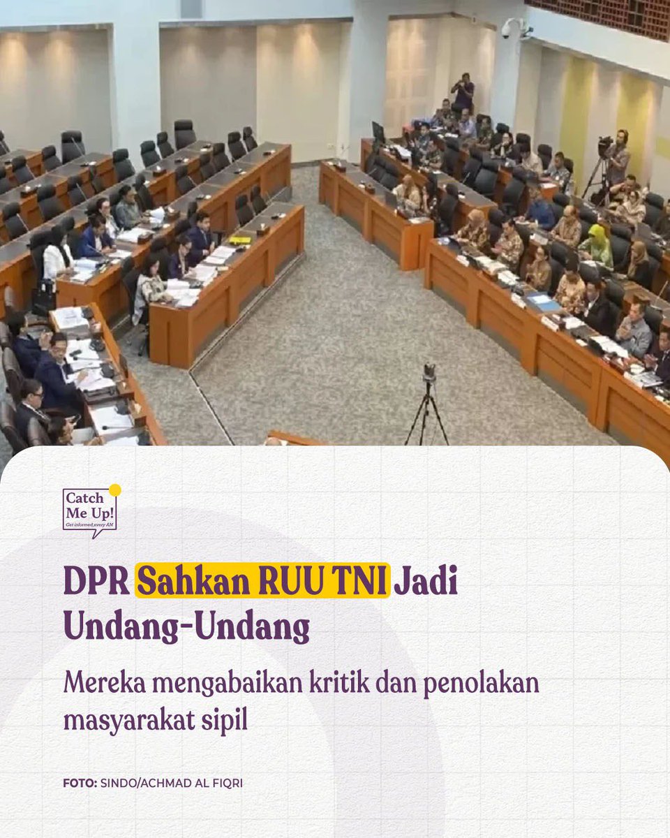 catchmeupco's tweet photo. Tok! DPR RI meresmikan RUU TNI menjadi Undang-undang, dalam sidang Paripurna ke-15 Masa Persidangan II 2024-2025, Kamis (20/3/2025). Seluruh pimpinan DPR hadir. Sementara anggota yang hadir berjumlah 304 orang dan dihadiri seluruh fraksi.

"Rapat paripurna merupakan forum tertinggi dalam melaksanakan wewenang dan tugas DPR RI maka kami meminta persetujuan fraksi fraksi terhadap usulan penyempurnaan rumusan RUU Nomor 34 Tahun 2004 TNI apakah dapat disetujui untuk disahkan menjadi UU?" tanya Ketua DPR RI, Puan Maharani. 

"Setuju," jawab seluruh peserta rapat paripurna setelah itu palu diketuk.

Meski ditolak oleh masyarakat sipil, akademisi, dan aktivis, RUU TNI terap disahkan menjadi UU. Seluruh fraksi di DPR menyetujui; PDI Perjuangan, Golkar, Gerindra, PAN, PKB, Demokrat, PKS, dan NasDem.