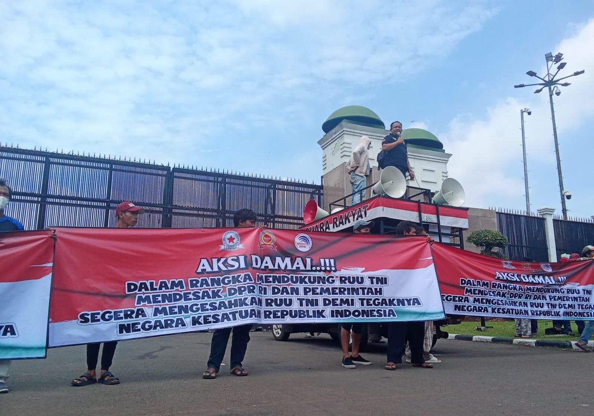 kootummy's tweet photo. di gedung DPR udah ada massa tandingan lmao, dibayar berapa bang ama pemerenta? #TolakRUUTNI https://t.co/SKSvRGwOmo