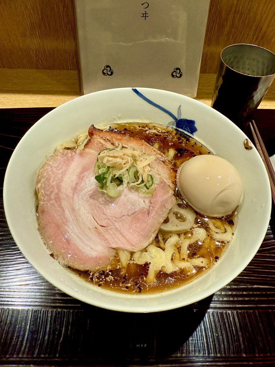 fumiccio's tweet photo. 麺　みつヰさん
生姜そば(手揉み麺)+煮卵

移転後だいぶ経つのに 新しいお店へ初訪
スープをひと口飲んで 美味しさの再会に
ひとり感動に浸る♡

大盛りにすれば良かったと、また後悔😅
気がつけば丼の底が見えそうなくらい
スープ爆飲みでした♪

ご馳走さまでした！ https://t.co/5hJl04KHpb