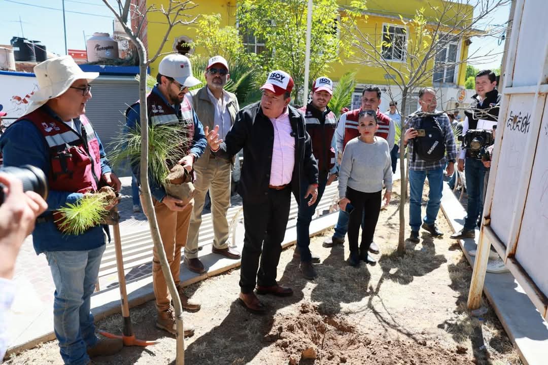 SAMA se une a la 𝐁𝐫𝐢𝐠𝐚𝐝𝐚 𝐩𝐨𝐫 𝐥𝐚 𝐏𝐚𝐳 𝐲 𝐞𝐥 𝐁𝐢𝐞𝐧𝐞𝐬𝐭𝐚𝐫 que encabeza el Gobernador David Monreal Ávila con el propósito de contribuir a la conservación ambiental, por ello, se realizó la arborización en la colonia Tres Cruces, en Zacatecas.