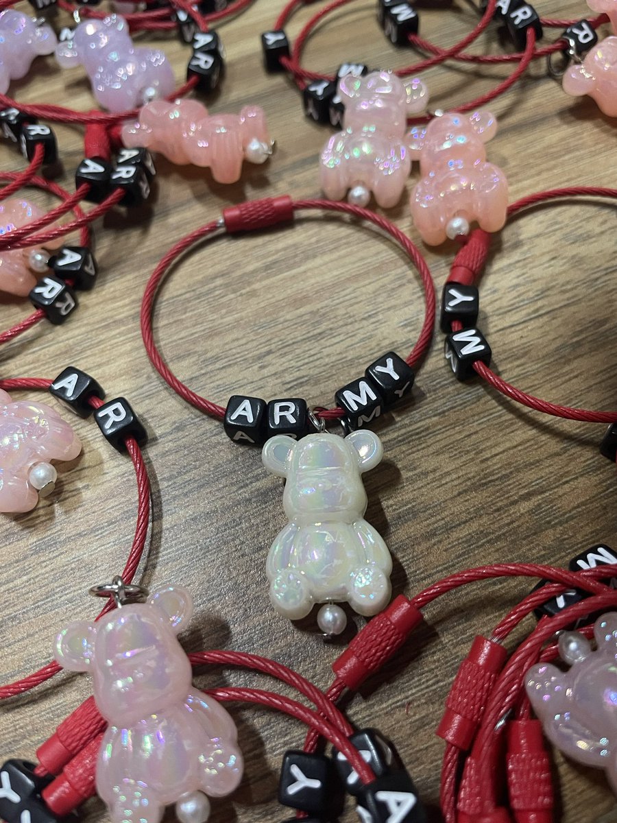 2/4 JHOPE HOTS MNL FREEBIES❣️
ARMY Key Ring (random 1:1)

Mechanics: 
✨follow, like, &amp; rt
✨claim!
(team bahay) One Ayala Mar28,29,30
(team concert) day 1, MOA Arena Apr12

Other freebies:
💜Rainbow Flower earrings
💜BTS keychain
💜Butterfly pins

 #HOPE_ON_THE_STAGE_TOUR_Manila