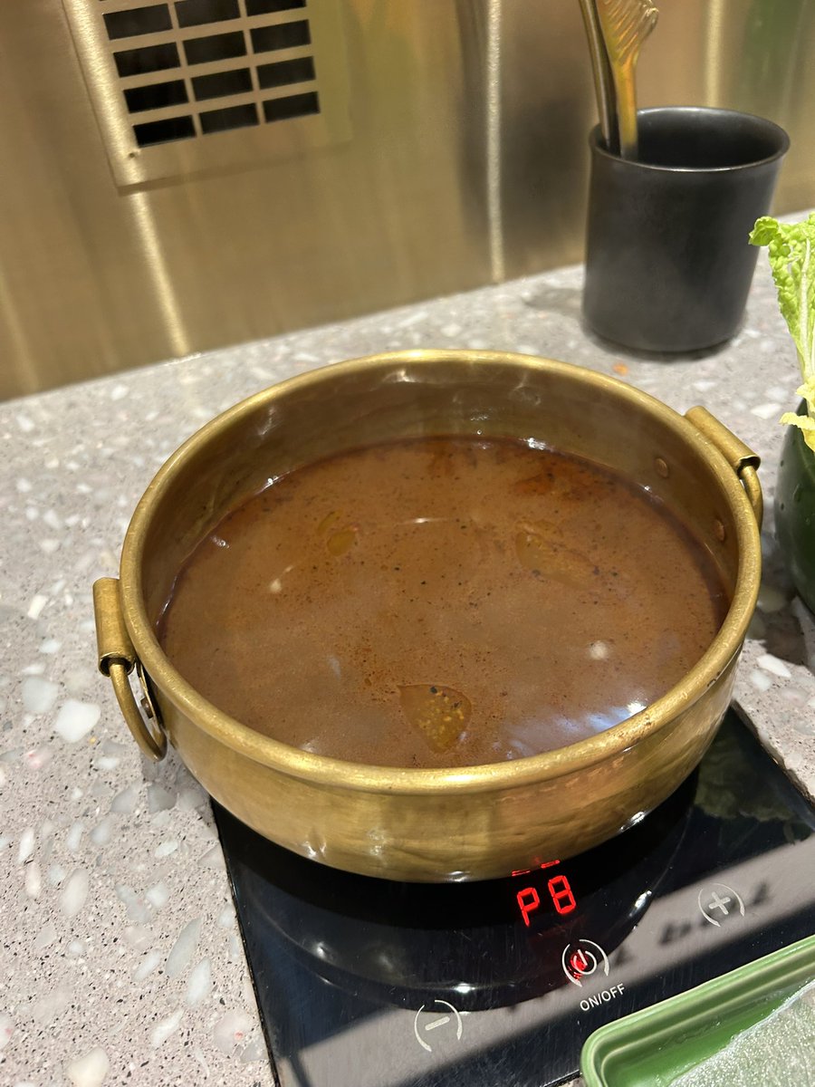 RamenNatto_Asia's tweet photo. Thong Smith HOT POT EMSPHERE バンコク🇹🇭
黒豚ミックスセット🍲 579THB (2,580円)
ボートヌードルの名店が出したお鍋業態、トンスミスのスープでいただくお鍋美味しかった☺️ボートヌードルの方が価値を感じるので最初で最後かな😉
https://t.co/1ii4Q7XCoQ
#ThongSmith #鍋 #ボートヌードル #タイ https://t.co/mMC0jYeUBO