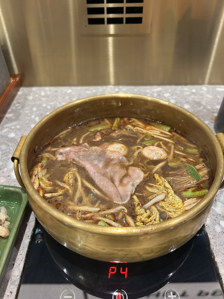 RamenNatto_Asia's tweet photo. Thong Smith HOT POT EMSPHERE バンコク🇹🇭
黒豚ミックスセット🍲 579THB (2,580円)
ボートヌードルの名店が出したお鍋業態、トンスミスのスープでいただくお鍋美味しかった☺️ボートヌードルの方が価値を感じるので最初で最後かな😉
https://t.co/1ii4Q7XCoQ
#ThongSmith #鍋 #ボートヌードル #タイ https://t.co/mMC0jYeUBO