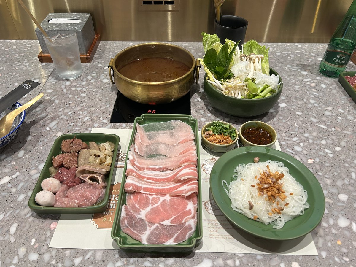 RamenNatto_Asia's tweet photo. Thong Smith HOT POT EMSPHERE バンコク🇹🇭
黒豚ミックスセット🍲 579THB (2,580円)
ボートヌードルの名店が出したお鍋業態、トンスミスのスープでいただくお鍋美味しかった☺️ボートヌードルの方が価値を感じるので最初で最後かな😉
https://t.co/1ii4Q7XCoQ
#ThongSmith #鍋 #ボートヌードル #タイ https://t.co/mMC0jYeUBO