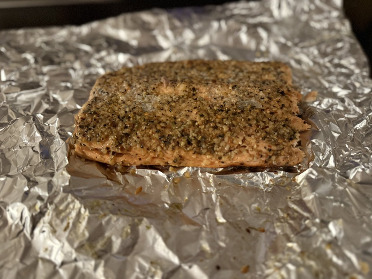 🔥 Smoked salmon on the <a href="/Masterbuilt/">Masterbuilt</a> Gravity XT = 🔥🐟

450°F, 15 min, 145°F internal
Steak King &amp; Onion Butter seasoning
Lump charcoal + wood pellets
Pecan &amp; apple wood chunks for extra smoke

📸 Only 55-60% left after my family found it! 🤣

#Masterbuilt #GravityXT #BBQLife