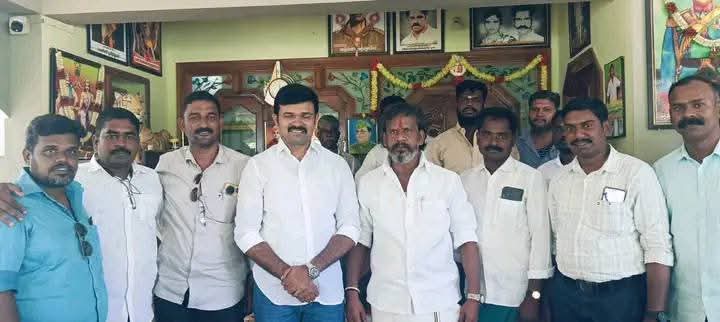 Maniamuthan12's tweet photo. 2019 ல் வேதாரண்யம் அண்ணல் அம்பேத்கர் சிலையை உடைப்பு வழக்கில் முக்கிய குற்றவாளியாக கைது செய்யப்பட்டவர் இந்த ஆறு சரவணன்...

இப்படிப்பட்ட ஜாதி வெறியர்களை வெட்கமே இல்லாம நாதக கும்பல் மேடை ஏத்துதுங்க..

இதுக்கும் சில விளம்பர பைத்தியங்கள் முட்டு கொடுக்குதுங்க.. https://t.co/Wdgn2kvgiH