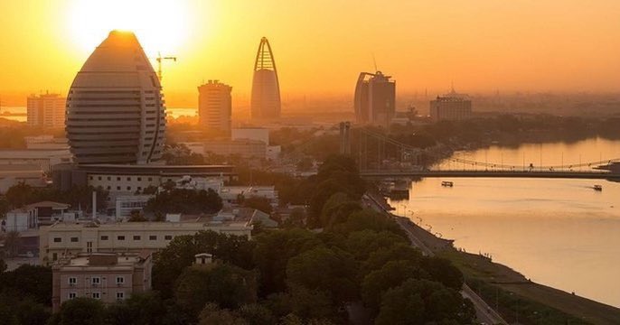 tajalsserosman's tweet photo. أصبح الصبح
فلا السجن ولا السجان باقي
واذا الفجر جناحان يرفان عليك
واذا الحزن الذي كحل تلك المآقي
والذي شد وثاقا لوثاق
والذي بعثرنا في كل وادي
فرحة نابعة من كل قلب يابلادي
أصبح الصبح
وها نحن مع النو التقينا
التقى جيل البطولات
بجيل التضحيات
التقى كل شهيد
قهر الظلم ومات
بشهيد لم يزل يبذر في الأرض
بذور الذكريات
أبدا ما هنت يا سوداننا يوما علينا
بالذي أصبح شمسا في يدينا
وغناء عاطرا تعدو به الريح
فتختال الهوينى
من كل قلب يا بلادي
فرحة نابعة من كل قلب يابلادي
#السودان_ينتصر
