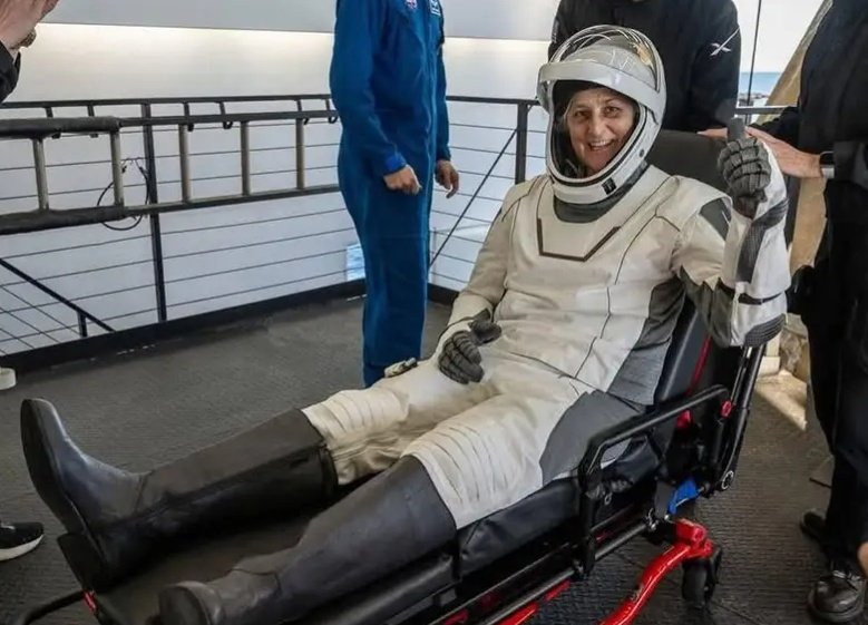 सुनीता विलियम्स जी के धैर्य और साहस को प्रणाम है सुनीता विलियम्स जी ने अंतरिक्ष में 9 महीने अकेले रहकर अप्रतिम धैर्य साहस की अद्भुत मिसाल कायम किया है। भारत की बहादुर बेटी सुनीता विलियम्स जी की पृथ्वी पर सकुशल वापसी पर उन्हें ढेर सारी बधाई एवं शुभकामनाएं

#SunitaWilliams