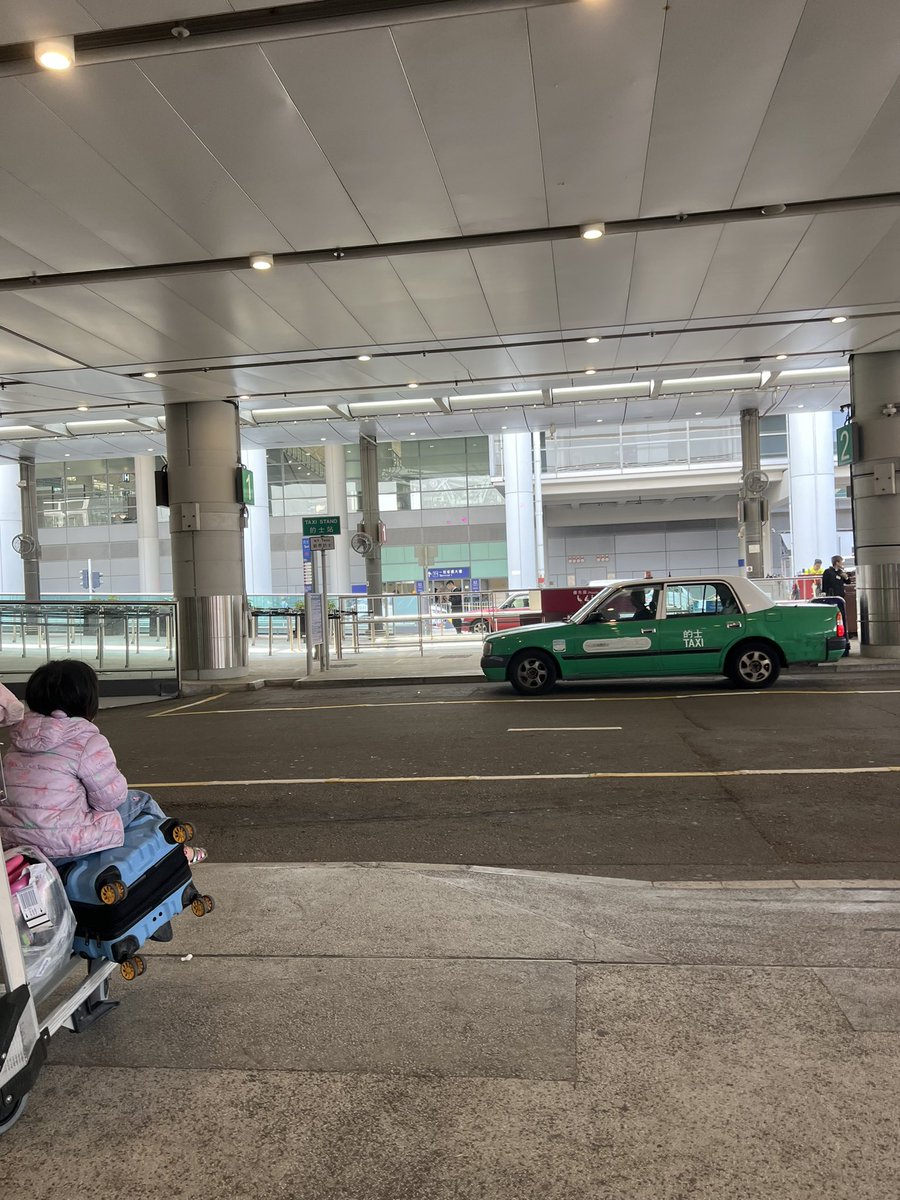 Хонгконг-д 3 настнаа дагуулаад ирсэн чинь сүпер найрсаг үйлчилж байх чинь. 😊