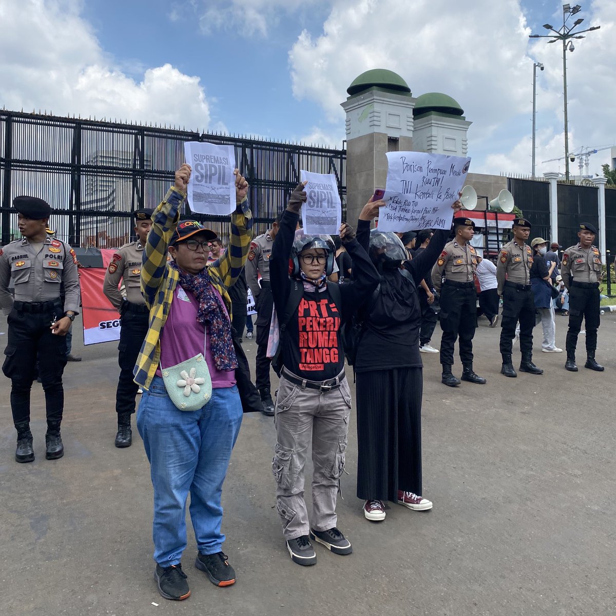 elsamnews's tweet photo. RUU TNI yang PROBLEMATIK telah disahkan oleh DPR hari ini. Ancaman serius bagi supremasi sipil dan penegakan HAM ke depan. Kewenangan TNI diperluas, kebebasan sipil menyempit.

#TolakRUUTNI
#TolakRevisiUUTNI https://t.co/vyOOdRupUO