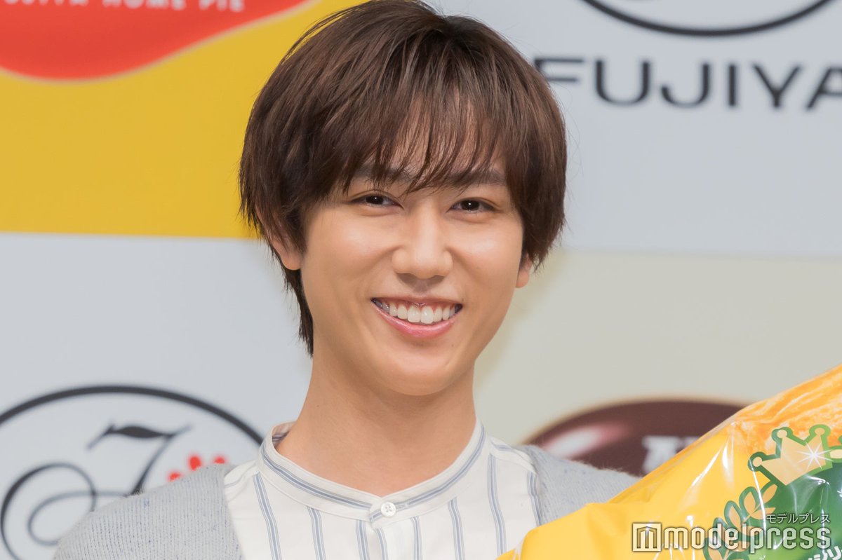 modelpress's tweet photo. 【写真📸】Snow Man阿部亮平、不二家「ホームパイ」ブランドキャラクター就任✨

🥧商品を渡したい相手は渡辺翔太
https://t.co/q1zoz0MAQ3

「自分にとってのホームはやっぱりSnow Man」「翔太はいつも楽屋にお菓子とかがあると、それにすごくテンションが上がっちゃうぐらいお菓子友達」

#阿部亮平 https://t.co/joJKrFlev7