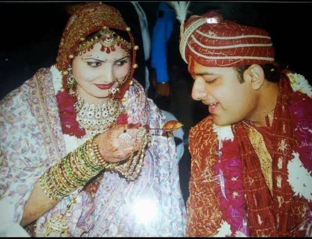 garvirawat's tweet photo. तीन तलाक पर ज्ञान बाँटने वाली चित्रा त्रिपाठी खुद 16 साल बाद 'तलाकशुदा' हो गईं। जो दूसरों के रिश्तों पर सवाल उठाती थीं, आज उनका अपना रिश्ता टूट गया। दोगलापन ज्यादा दिन नहीं टिकता! https://t.co/gP5kc6oEw2