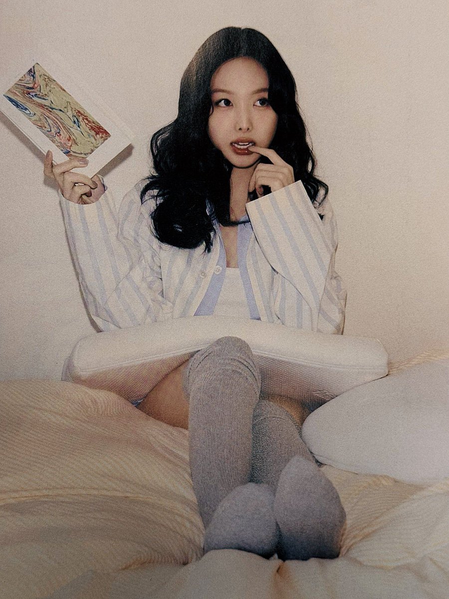 imnayeonarchive's tweet photo. NAYEON FOR COSMOPOLITAN MAGAZINE https://t.co/qP15FvBCPs
