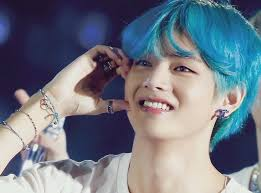 111taekim1111's tweet photo. Did you knew that this cheek heart pose, very common among K-pop idols was created by Kim Taehyung in 2014? https://t.co/u40LzL9PtR