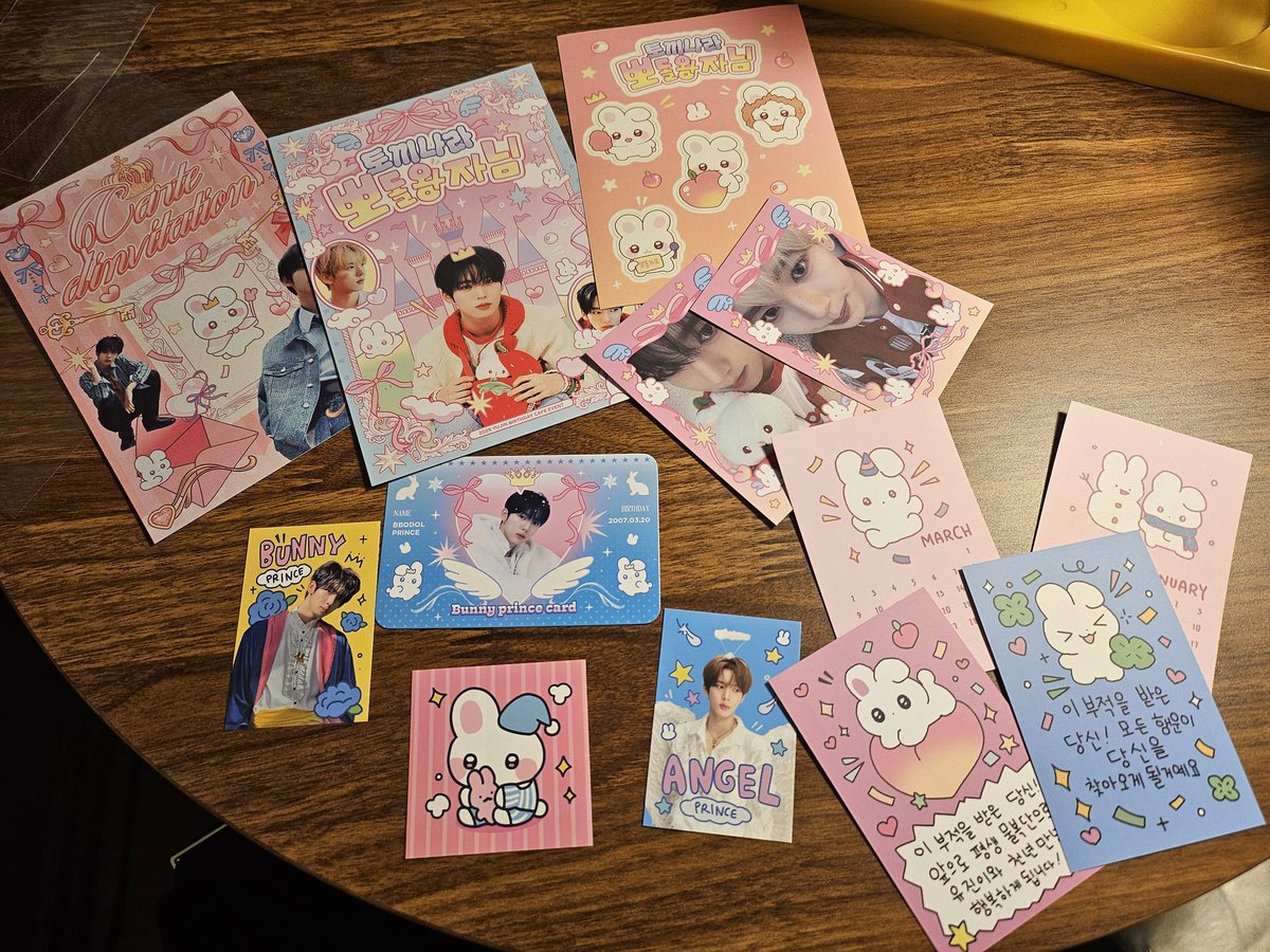 우리 유진이 생일이라 출근전에 짬내서 잠깐 들렸는데
평일이라 그런가 1등으로 도착해서 선착선물도 받고 ㅎㅎ
혼자서 야무지게 야무지게 구경하고갑니다 ㅎㅎㅎㅎ
너무 이뻐요 이쁜유진이들이 한가득 ㅠㅠㅠㅠ

유진아 생일축하해!!!!!!🎉🎂🎉🎂🎉🎂💕❤️❤️
#prince_bbodol_of_bunnyland