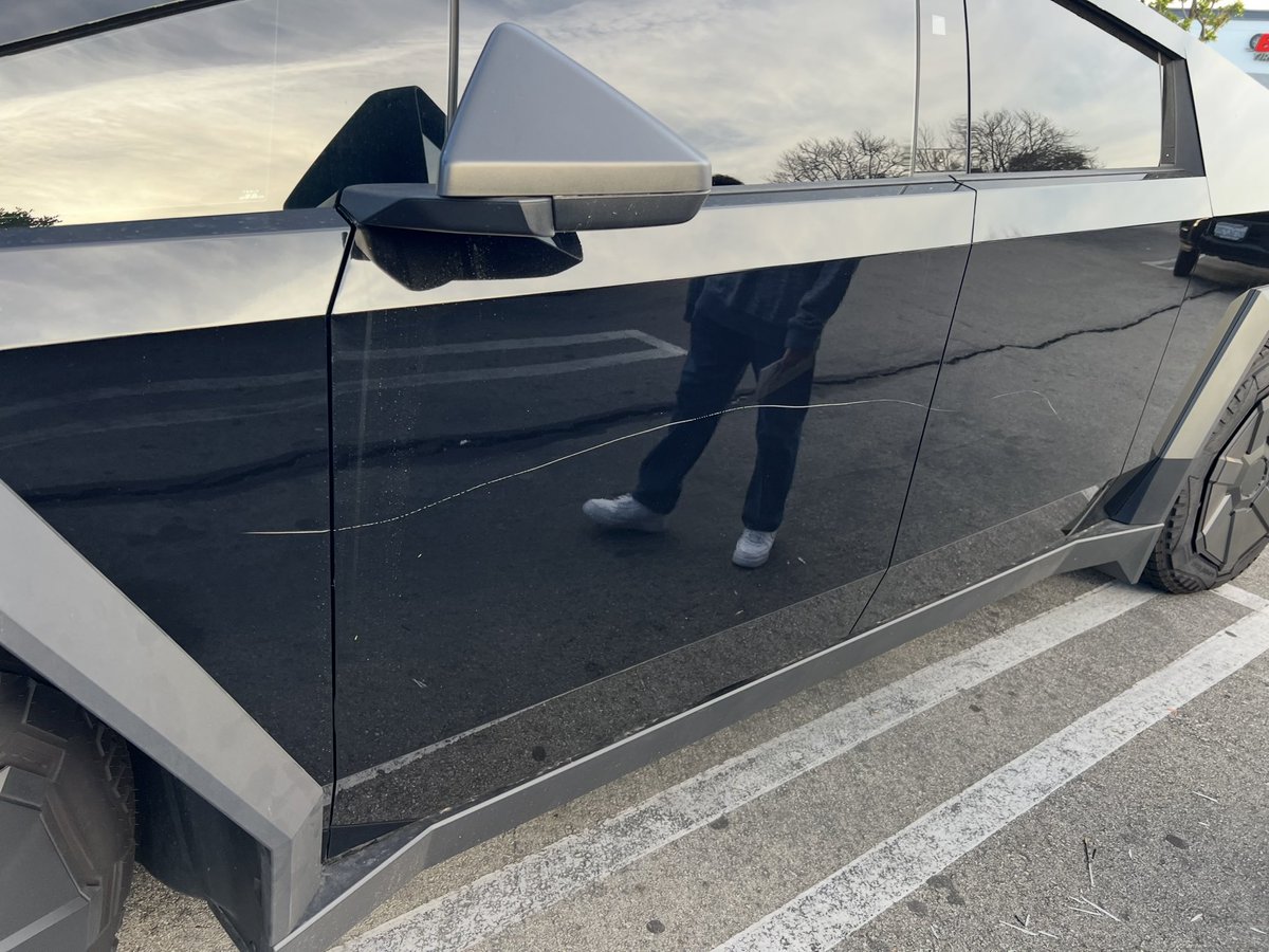 DawnsMission's tweet photo. This guy literally walked by and keyed the Tesla, what a jerk! https://t.co/VDltR8qPrJ