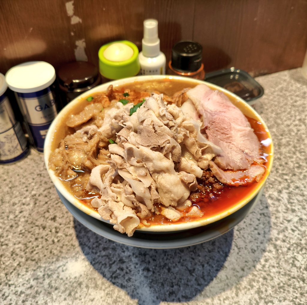 1102r5002c's tweet photo. ラーメン宮郎〈蒲田〉
▫味噌スタミナラーメン/国産肩ロース釜焼き/ホルモン/和牛トマト煮/紫峰ポークしゃぶしゃぶ/ジャンロウ(ピリ辛挽き肉)

本日をもって退職される、スタッフ陳さんのさよなら限定を廃課金仕様で。

小陳、加油！ https://t.co/1Ja4v03JQ1